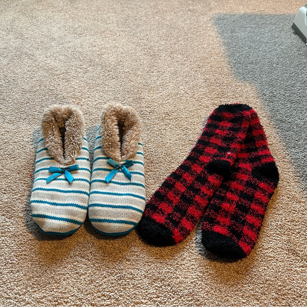 ^ Set Of Women's Mix It Booties / Fuzzy
Buffalo Plaid Socks